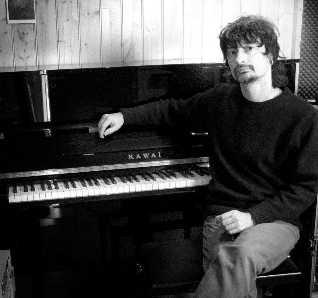 Thierry Payssan, devant son piano Kawai